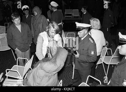 The police wakes fifty-one loafers early in the morning of 18 August 1967 in Hannover during a razzia. | usage worldwide Stock Photo