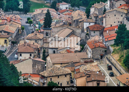 Rocca Pia (L'Aquila, Abruzzi, Italy): panoramic view at summer on the road from Rivisondoli to Sulmona Stock Photo