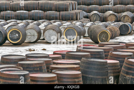 SPEYSIDE WHISKY DISTILLERY TAMDHU WITH ROWS OF BARRELS IN THE WINTER SNOW Stock Photo