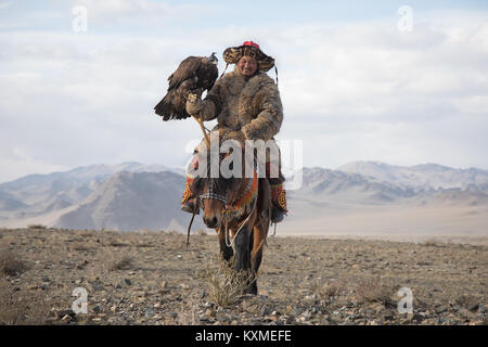 Golden eagle hunter Kazakh eagle festival Bayan Ölgii Ulgii Stock Photo