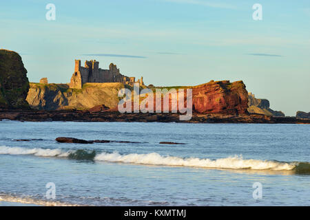 Tantallon Castle, North Berwick, East Lothian, Scotland.  View from Seacliff beach Stock Photo