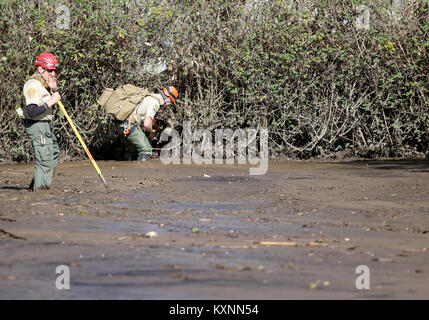 Montecito, California, USA. 10th Jan, 2018. Search and Rescue look for bodies along Olive Mill Rd Wednesday 10, 2018. Credit: Daniel Dreifuss/Alamy Live News Stock Photo