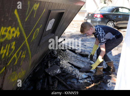 Montecito, California, USA. 10th Jan, 2018. Luke Williams begins cleaning up his house along Olive Mill Rd Wednesday 10, 2018. Credit: Daniel Dreifuss/Alamy Live News Stock Photo