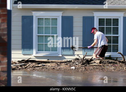 Montecito, California, USA. 10th Jan, 2018. A man digs mud away from his home in Montecito, CA Wednesday 10, 2018. Credit: Daniel Dreifuss/Alamy Live News Stock Photo