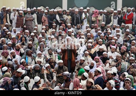 Dhaka, Bangladesh. 11th Jan, 2018. Several member of Tabligh-Jamaat gathers and protests in front of National Mosque. Top scholar of Indian Tabligh-Jamaat Maulana Saad Kandhalvi will join the 53rd Biswa Ijtema to be held from January 12-14. Police said finally he would not attend the first phase of the 53rd Biswa Ijtema due to a one parts Tablighi members protest and security reason © Monirul Alam Credit: Monirul Alam/ZUMA Wire/Alamy Live News