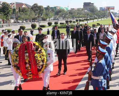 Phnom Penh, Cambodia. 11th Jan, 2018. Chinese Premier Li Keqiang lays a wreath at the Statue of King Father Norodom Sihanouk in Phnom Penh, Cambodia, Jan. 11, 2018. Credit: Liu Weibing/Xinhua/Alamy Live News Stock Photo