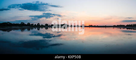 Summer sunset at Startopsend Reservoir, near Tring, Hertfordshire, England. Part of Tring Reservoirs Nature Reserve Stock Photo