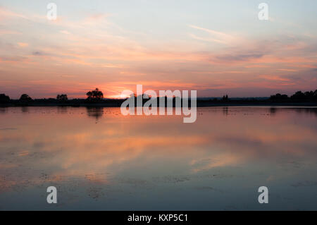 Summer sunset at Startopsend Reservoir, near Tring, Hertfordshire, England. Part of Tring Reservoirs Nature Reserve Stock Photo