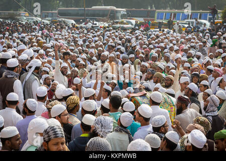 Dhaka, Bangladesh. 10th Jan, 2018. More than 900 people, belonging to a faction of Islamic ideological movement Tablighi Jamaat, have demonstrated outside the Hazrat Shahjalal International Airport, Dhaka crippling traffic in the northern part of the city. Credit: Tahir Hasan/Pacific Press/Alamy Live News Stock Photo