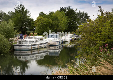 UK, England, Oxfordshire, Kelmscott, pleasure boats moored on banks of River Thames Stock Photo