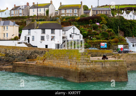 The historic Ship Inn overlooks the entrance to the harbour at Porthleven on the south coast of Cornwall, England, UK Stock Photo