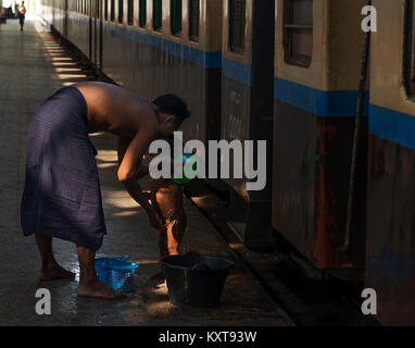 Life of people living in railway platform in Yangon, Myanmar Stock Photo
