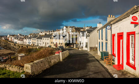Portnahaven: picturesque panorama of whitewashed houses on a sunny day, Isle of Islay Stock Photo