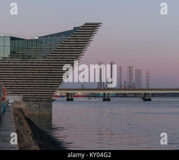 The ship's prow shape of the V&A design museum overlooks the river Tay, Dundee waterfront, Scotland, UK. Stock Photo
