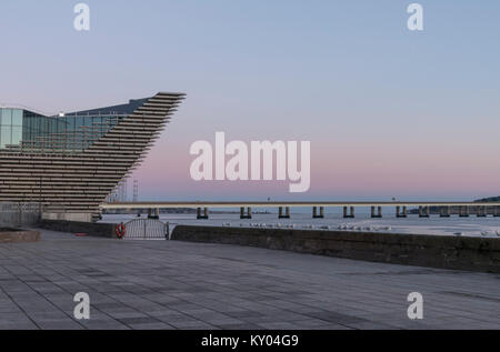 The ship's prow shape of the V&A design museum overlooks the river Tay ...