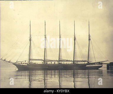 Five-masted schooner GEORGE E BILLINGS at anchor in unidentified harbor, Washington, ca 1904 (HESTER 32) Stock Photo