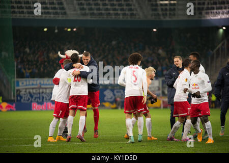 The Red Bull Salzburg players pay tribute to the home crowd (12.872) and each other at Red Bull Arena after the 4-2 win over the Croatian team Dinamo Zagreb in the Europa League (Gonzales Photo/Christoph Oberschneider). Stock Photo