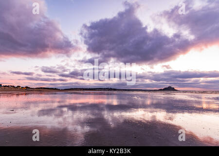 Longrock, near Marazion, Cornwall, UK. 12th Jan 2018. UK Weather. Cloudy and cold start to the day on the beach at Longrock this morning. Credit: Simon Maycock/Alamy Live News Stock Photo