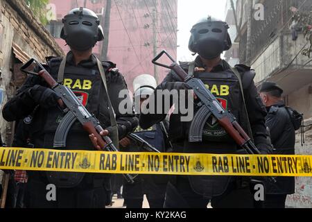 Dhaka, Bangladesh. 12th Jan, 2018. Bangladesh Rab members cordon off a suspected militant hideout at West Nakhalpara in Tejgaon area of Dhaka on Friday, January 12, 2018. Three militants who were killed during a Rapid Action Battalion (Rab) operation in Tejgaon area of Dhaka this morning were members of banned militant outfit Jama'atul Mujahideen Bangladesh, said an official of the elite force. Credit: Monirul Alam/ZUMA Wire/Alamy Live News