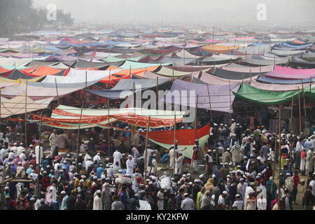 Tongi, Bangladesh. 12th Jan, 2018. Muslim devotees gather near the tented accommodations to offer Friday prayers on the first day of the Biswa Ijtema or World Muslims Congregation on the banks of River Turag in Tongi, outside of Dhaka, Bangladesh. Credit: Suvra Kanti Das/ZUMA Wire/Alamy Live News Stock Photo