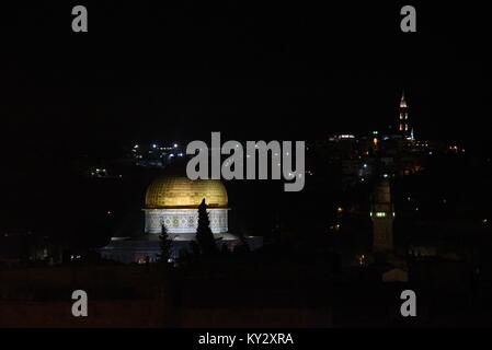 The gilded Dome of the Rock at night, Jerusalem, Old City, Israel Stock Photo