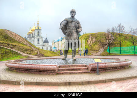 DMITROV, RUSSIA - November 11.2017: Sculpture of Russian Grand Prince Yuri Dolgorukiy in the Soviet Square against the background of the Dormition Cat Stock Photo