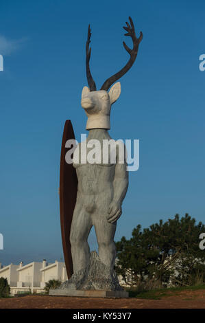 'Veado' surfer with a deers head statue at Praia do Norte in Nazaré, by sculptor Adália Alberto, Nazaré, Portugal Stock Photo
