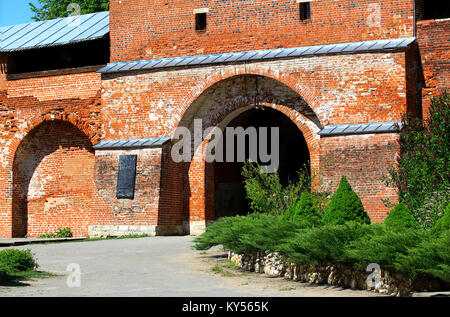 Ancient red brick wall and gate of the medieval fortress - Kremlin in Zaraysk, Moscow region Stock Photo