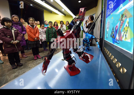 Lanzhou, China's Gansu Province. 13th Jan, 2018. Children watch a robot dancing in the Chengguan District of Lanzhou, capital of northwest China's Gansu Province, Jan. 13, 2018. Children in Lanzhou took part in creative education class during their winter vacation. Credit: Fan Peishen/Xinhua/Alamy Live News Stock Photo