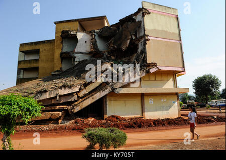 Africa ANGOLA Quibala, destroyed buildings from civil war between MPLA and UNITA  / Afrika ANGOLA Quibala, Zerstoerte Gebaeude aus dem Buergerkrieg 1975 - 2002 zwischen MPLA und UNITA Stock Photo