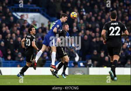 Leicester City's Jamie Vardy (centre) scores his side's ...