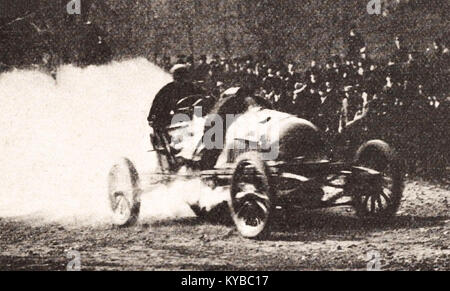 Maurice Bernin vainqueur de la course de côte d'Eagle Rock 1904, avec la Renault 60 hp (pneus Michelin) Stock Photo