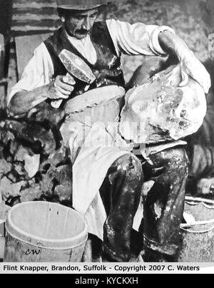 One of Britain's last professional flint knappers at work in Brandon, Suffolk in 1930 Stock Photo