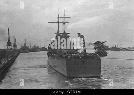 USS Phoenix (CL-46) leaving Fremantle in 1942 Stock Photo