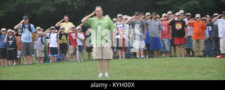 Volunteer Youth Camp Instructor Col. Aaron T. Barrier, State Aviation Officer and Agribusiness Development Team 4 commander, and campers of the 4H Kentucky Guard Youth Camp render a salute to the office party as they take off in the black hawk at Lake Cumberland. Office Party include Brig. Gen. Joseph M. Richie, Brig. Gen. Joseph L. Culver, Command Sgt. Major Greg Armstrong and Command Chief Master Sgt. James Smith. (photo by Staff Sgt. Michael J. Oliver, Kentucky National Guard Public Affairs Office) Stock Photo