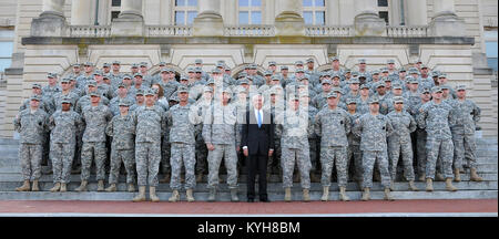 Kentucky Governor, Steve Beshear and the Adjutant General, Maj. Gen. Edward W. Tonini, join recruiters and new Kentucky Guard recruits on the steps of the State Capitol in Frankfort, Ky., Nov. 20, 2012. (Kentucky National Guard photo by Sgt. Scott Raymond) Stock Photo