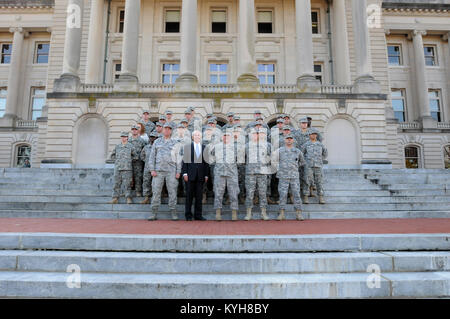 Kentucky Governor, Steve Beshear and the Adjutant General, Maj. Gen. Edward W. Tonini, join new Kentucky Guard recruits on the steps of the State Capitol in Frankfort, Ky., Nov. 20, 2012. (Kentucky National Guard photo by Sgt. Scott Raymond) Stock Photo