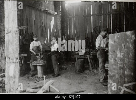 A smithy workshop in the Wippach Valley, Germany, showing industrial tools, workspace layout, and historical metalworking practices on September 5, 1917. Stock Photo