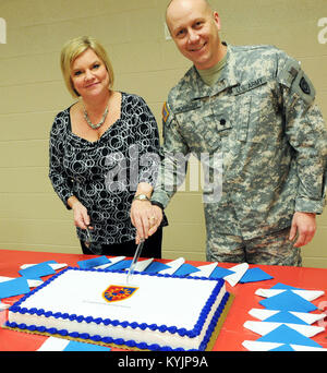 Lt. Col. Jerry Morrison, Commander of the 149th Maneuver Enhancement Brigade, and his wife Becki cut the cake during a Change of Command Ceremony held in Richmond, Ky., Feb. 2. (US Army National Guard photo by Spc. Brandy Mort) Stock Photo