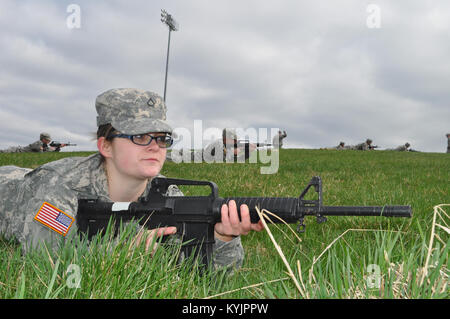 : Kentucky National Guard new recruit Pvt. 1st Class Emily Tillman of Hebron, Ky., observes her firing sector during the Bravo Company Recruit Sustainment Program annual field training exercise at Grant County High School Junior Reserve Officer Training Corp complex in Dry Ridge, Ky. (Photo by Staff Sgt. Michael Oliver, Bravo Company Detachment of the 2/75th Recruiting and Retention Battalion) Stock Photo