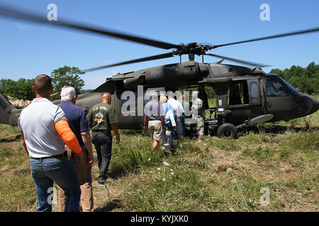 Kentucky civic leaders and employers visit with Kentucky Guardsmen as part of an Employer Support for the Guard and Reserve (ESGR) Boss Lift at Fort Knox, Ky., July 22, 2015. (U.S. Army National Guard photo by Staff Sgt. Scott Raymond) Stock Photo