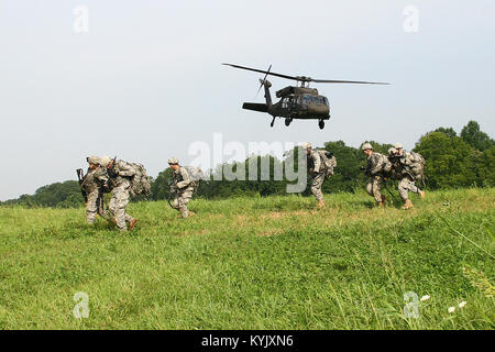 Soldiers with the 1st Battalion, 149th Infantry conduct an air assault exercise at Muscatatuck Urban Training Center in Butlerville, Ind., July 26, 2015. Aviators from the 11th Theater Aviation Command at Fort Knox, Ky., provided eight UH-60 Blackhawk helicopters to transport the infantrymen to the training site. (U.S. Army National Guard photo by Staff Sgt. Scott Raymond) Stock Photo