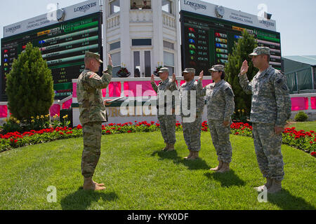 Brig. Gen. Stephen R. Hogan swears in Soldiers of the 198th Military Police Battalion at Churchill Downs in Louisville, Ky., May 6, 2016. (U.S. Army National Guard photo by Staff Sgt. Scott Raymond) Stock Photo