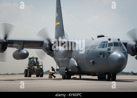 An aerial porter from the Kentucky Air National Guard’s 123rd Airlift Wing waits to offload cargo from a Connecticut Air National Guard C-130 Hercules aircraft at the Air National Guard’s Air Dominance Center in Savannah, Ga., June 13, 2016. Airmen from the Connecticut unit are participating in Maintenance University here, a weeklong course designed to provide intensive instruction in aircraft maintenance. Now in its eighth year, Maintenance University is sponsored by the 123rd Airlift Wing. (U.S. Air National Guard photo by Lt. Col. Dale Greer) Stock Photo