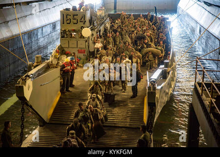 CARIBBEAN SEA (Sept. 17, 2017) Service members that were evacuated from St. Thomas, U.S. Virgin Islands, in anticipation of Hurricane Maria disembark a landing craft utility in the well deck of the amphibious assault ship USS Kearsarge (LHD 3). The Department of Defense is supporting FEMA, the lead federal agency, in helping those affected by Hurricane Irma to minimize suffering and is one component of the overall whole-of-government response effort. (U.S. Navy photo by Mass Communication Specialist 3rd Class Ryre Arciaga/Released)170917-N-WH681-053 Stock Photo