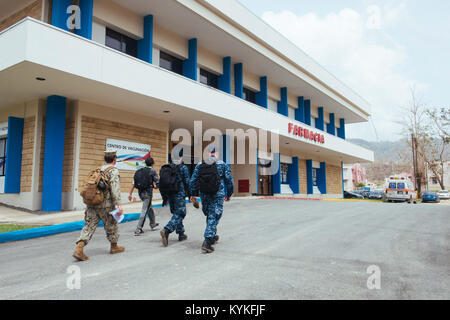 UTUADO, Puerto Rico (Sept. 26, 2017) U.S. Navy Sailors approach  Metropolitano De La Montana Hospital during hospital assessments in Puerto Rico. The Department of Defense is supporting the Federal Emergency Management Agency, the lead federal agency, in helping those affected by Hurricane Maria to minimize suffering and as one component of the overall whole-of-government response efforts.  (U.S. Navy photo by Gunners Mate 1st Class Jonathan Eddy/Released)170926-N-IM651-013 Stock Photo