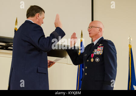 Kentucky’s adjutant general, Maj. Gen. Edward Tonini (left), administers the oath of office to Brig. Gen. Mark Kraus, a Kentucky Air National Guardsman who serves as Air National Guard assistant to the commander of U.S. Air Forces Central, during a ceremony promoting Kraus to the rank of major general at the Kentucky Air National Guard Base in Louisville, Ky., on Aug. 18, 2013. Kraus, a former commander of the Kentucky Air Guard’s 123rd Airlift Wing, served as the Commonwealth’s assistant adjutant general for Air from October 2008 to May 2013. (U.S. Air National Guard photo by Airman Joshua Ho Stock Photo