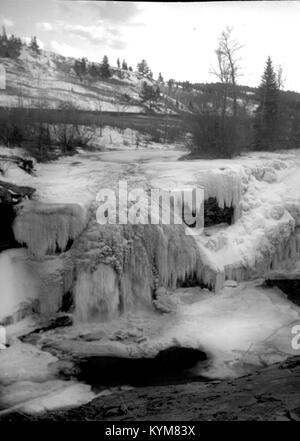 Lundbreck Falls on the Crowsnest River, Alberta, frozen in winter 27748931529 o Stock Photo