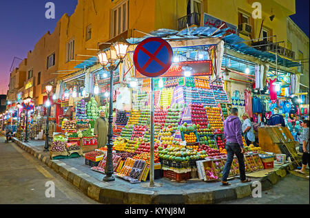 SHARM EL SHEIKH, EGYPT- DECEMBER 15, 2017: The large corner store in Old Bazaar offers wide range of local fruits, popular among tourists - mango, pom Stock Photo
