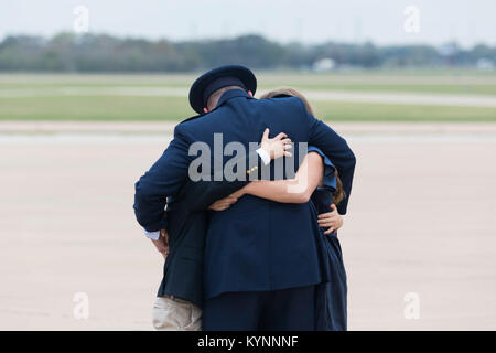 Air Force Two Pilot Lt. Col James Larkin embraces his children after his final mission flying Vice President Mike Pence to Austin, Texas | November 15, 2017 (Official White House Photo by Joyce N. Boghosian) November 2017 National Veterans and Military Families Month 37993202494 o Stock Photo